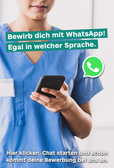 Eine Frau, die auf ein Smartphone schaut