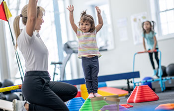 OP-Pfleger bereitet medizinische Ger&auml;te im Operationssaal vor.