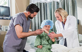 OP-Pfleger bereitet medizinische Ger&auml;te im Operationssaal vor.