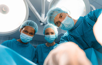 Radiologieassistenten analysieren Bilder an Computerbildschirmen.