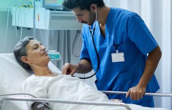 Ein Arzt untersucht eine Patientin