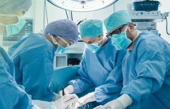 Operationsteam bei einem chirurgischen Eingriff im OP-Saal.