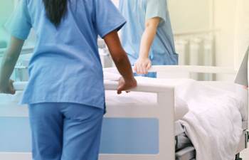 Pflegekr&auml;fte betreuen Patienten auf einer Krankenstation.